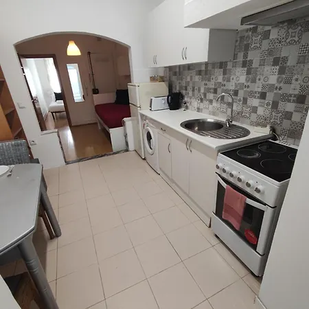 Apartamento T1 Penha De Franca Com Patio